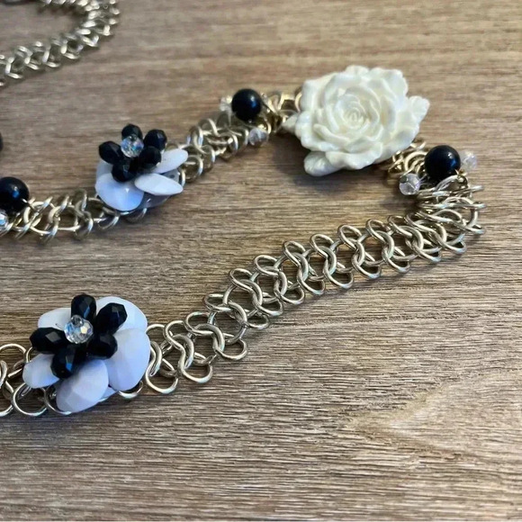 Stunning flower necklace - Picture 4 of 8